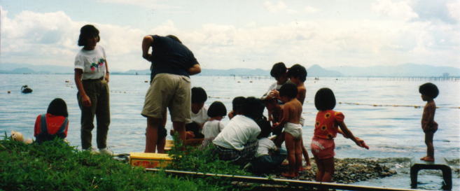 海で遊ぶ子供たちの写真です。